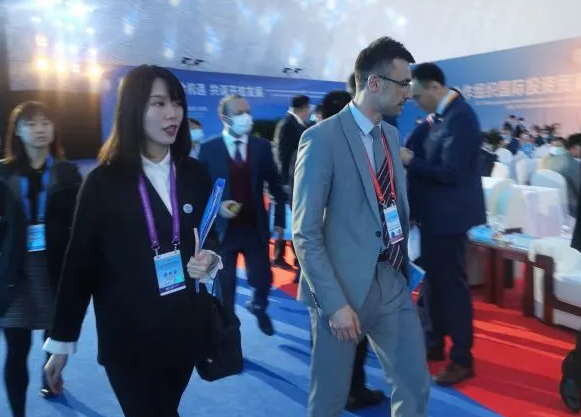 合肥陪同翻译公司的译员需要注意哪些事项